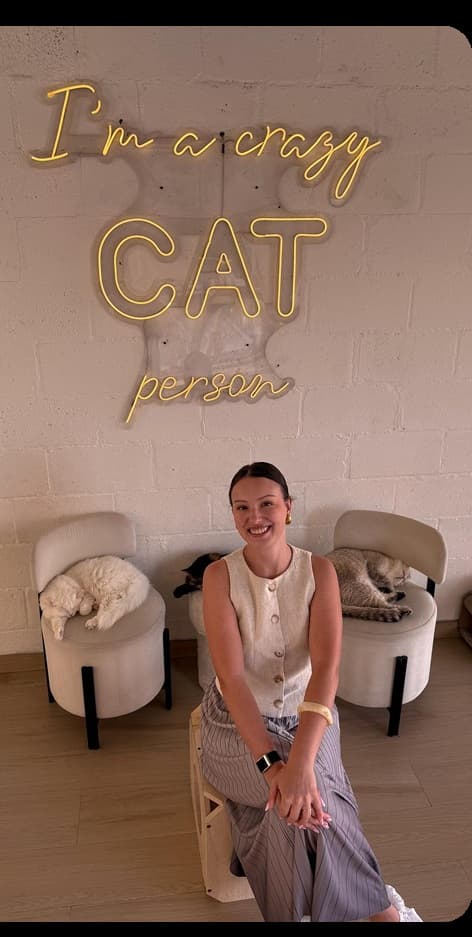 Marta pod neonem „I'm a crazy cat person”, z kotami